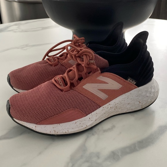 EUC Womens side 8.5 new Balance sneakers - Picture 3 of 16